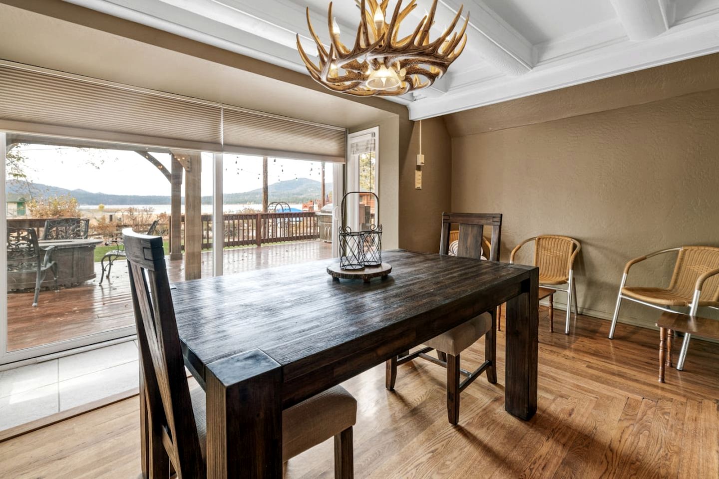 Enormous Cabin with Equipped Deck Perfect for Groups in California