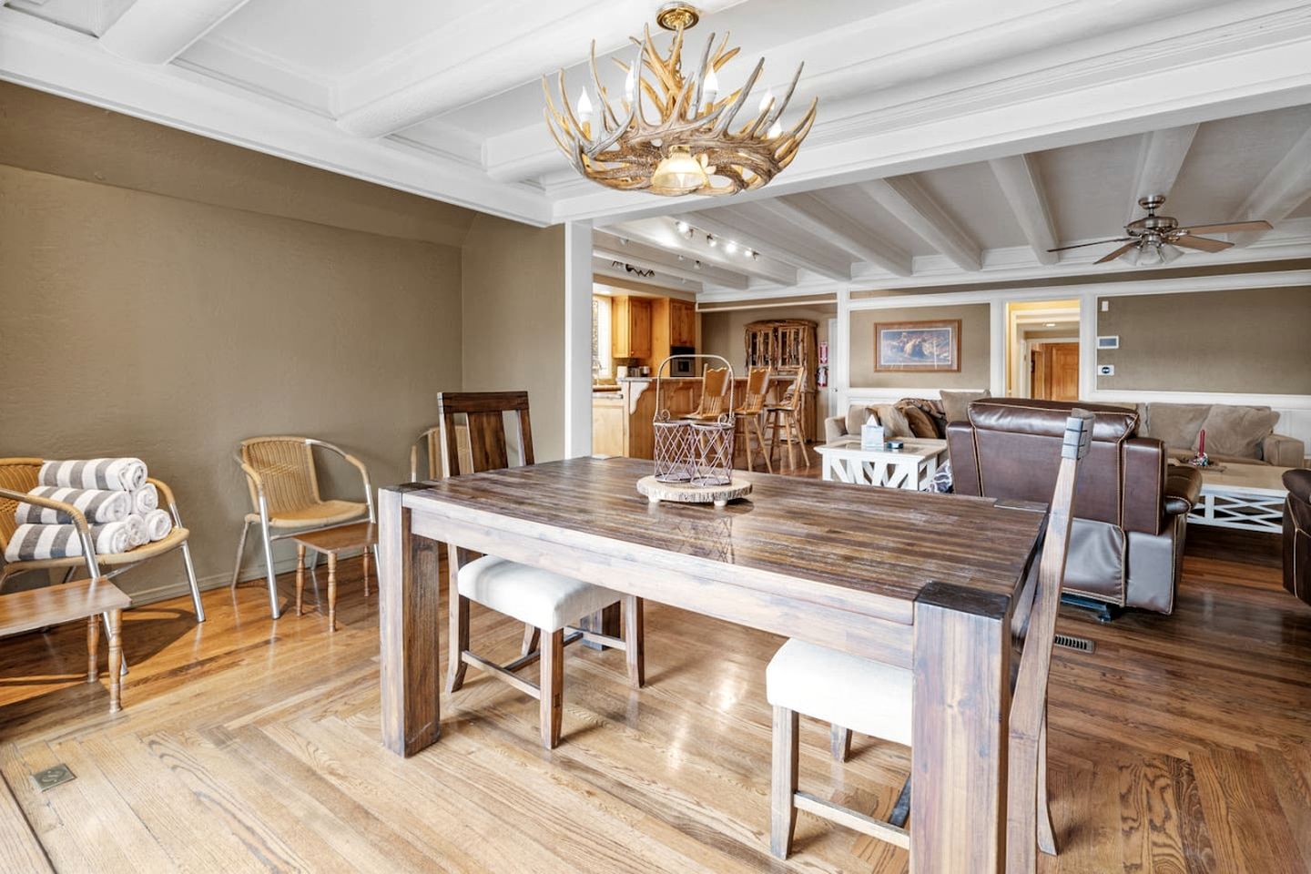 Enormous Cabin with Equipped Deck Perfect for Groups in California