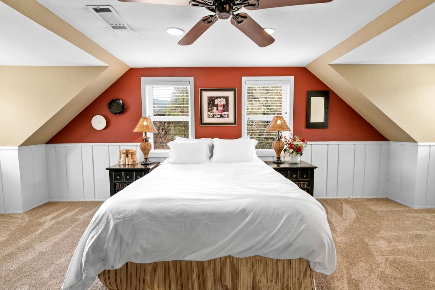 Enormous Cabin with Equipped Deck Perfect for Groups in California