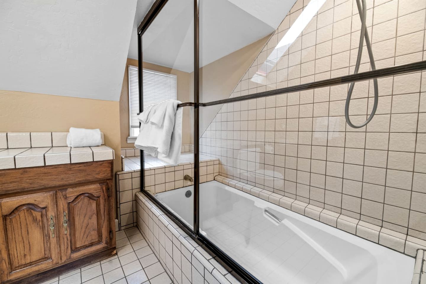 Enormous Cabin with Equipped Deck Perfect for Groups in California