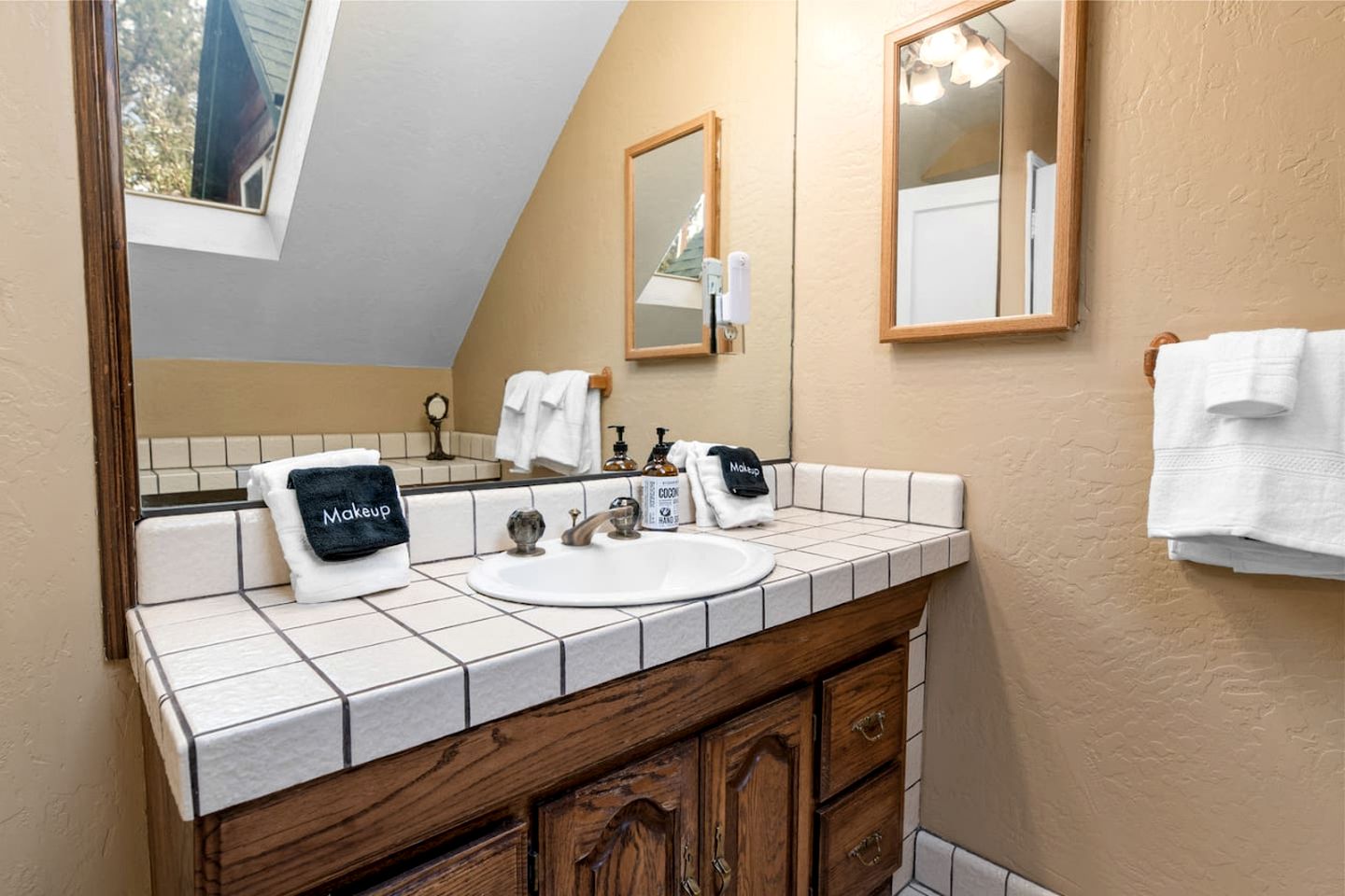 Enormous Cabin with Equipped Deck Perfect for Groups in California