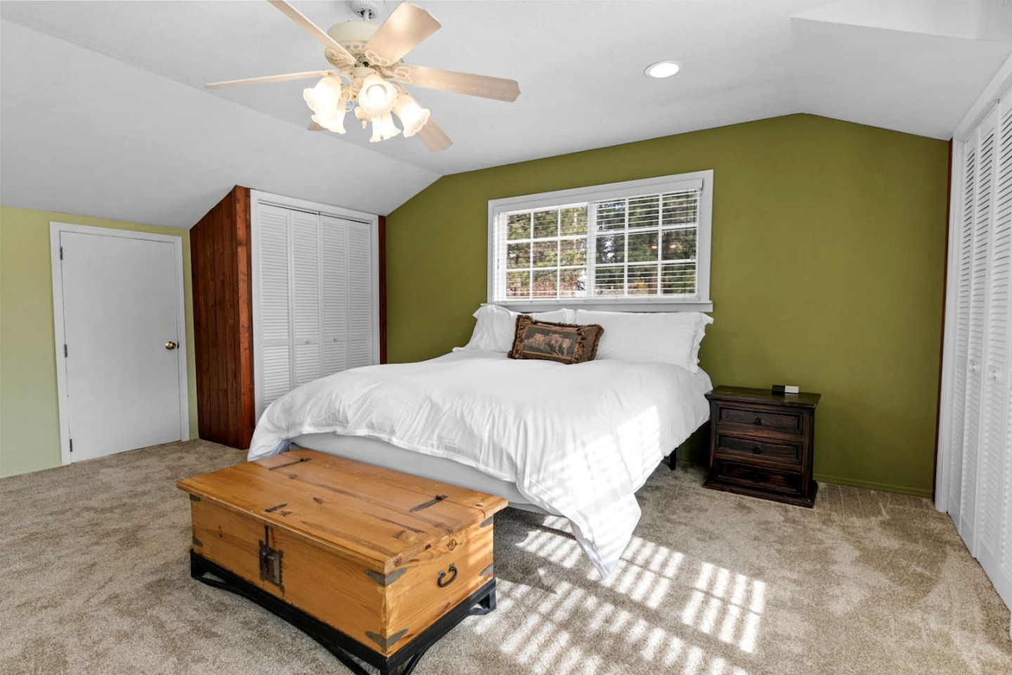 Enormous Cabin with Equipped Deck Perfect for Groups in California