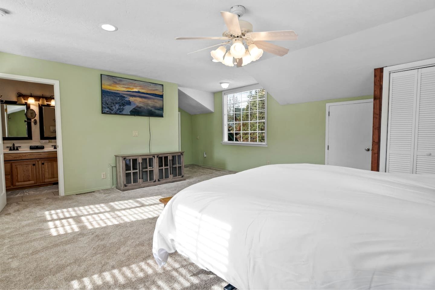 Enormous Cabin with Equipped Deck Perfect for Groups in California