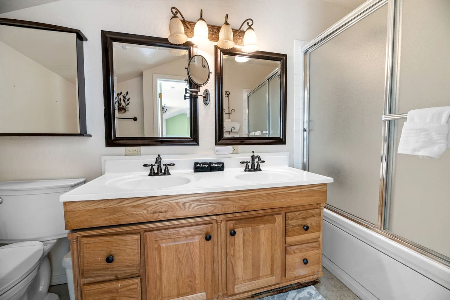 Enormous Cabin with Equipped Deck Perfect for Groups in California