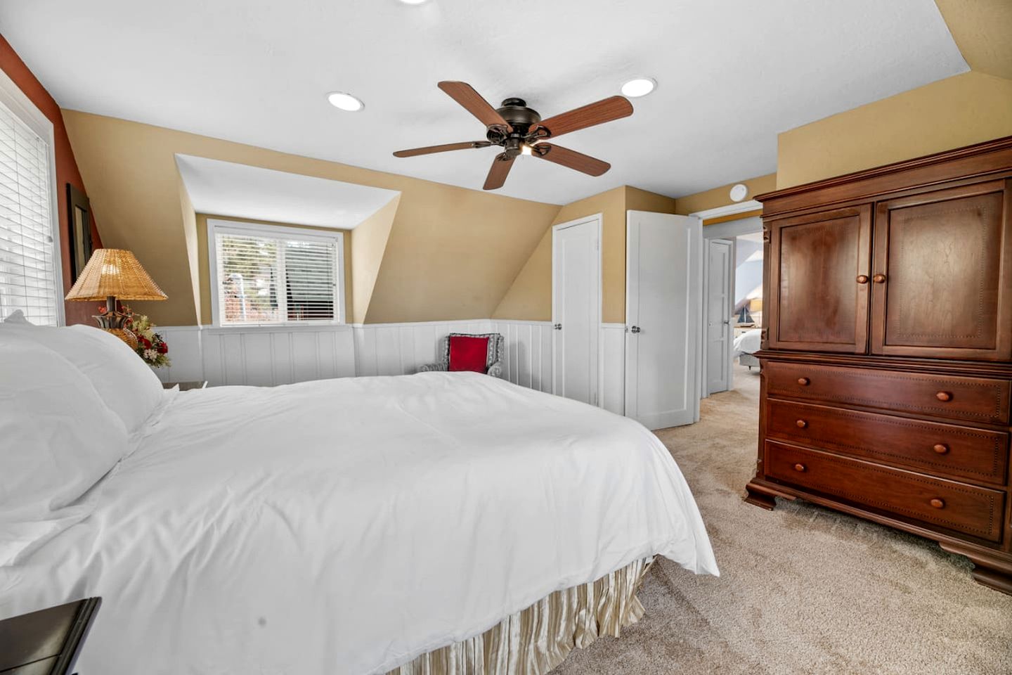 Enormous Cabin with Equipped Deck Perfect for Groups in California