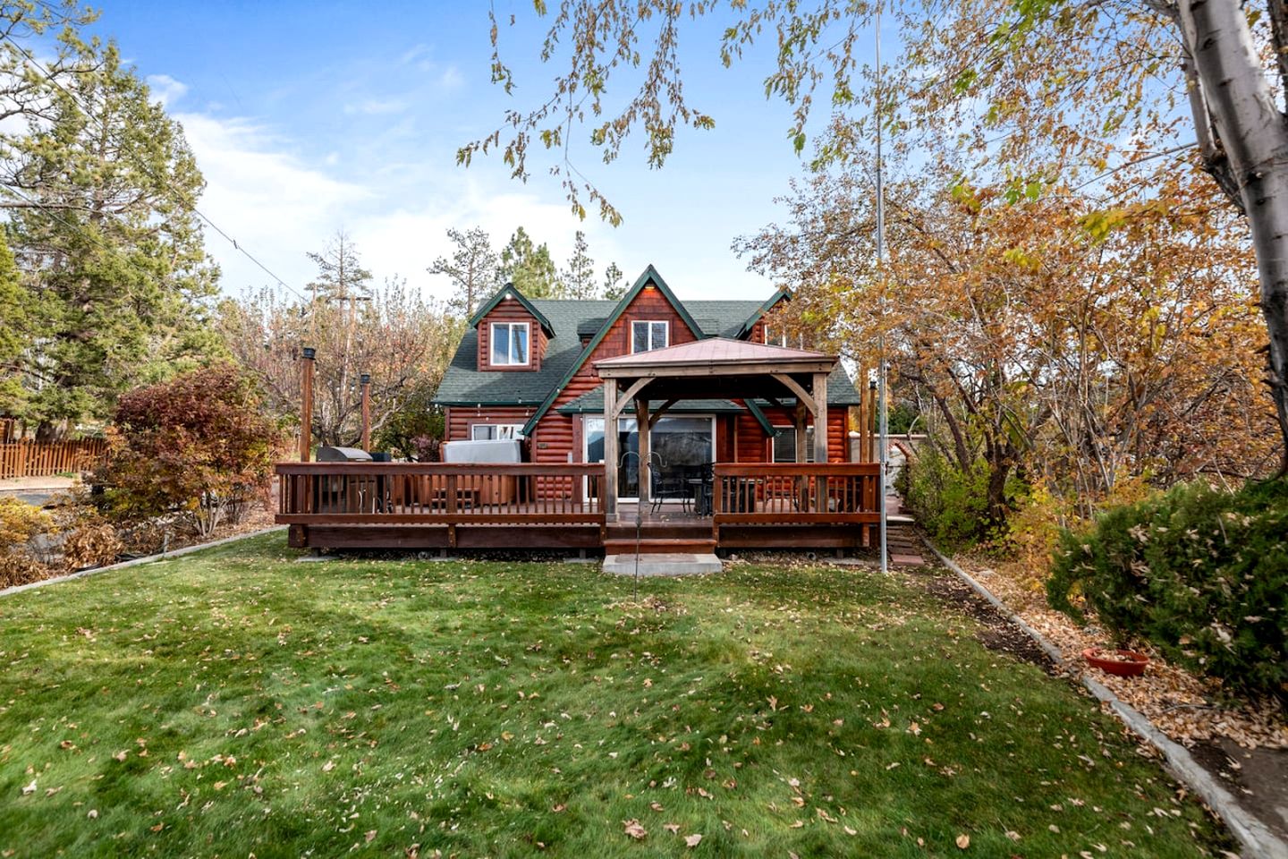 Enormous Cabin with Equipped Deck Perfect for Groups in California