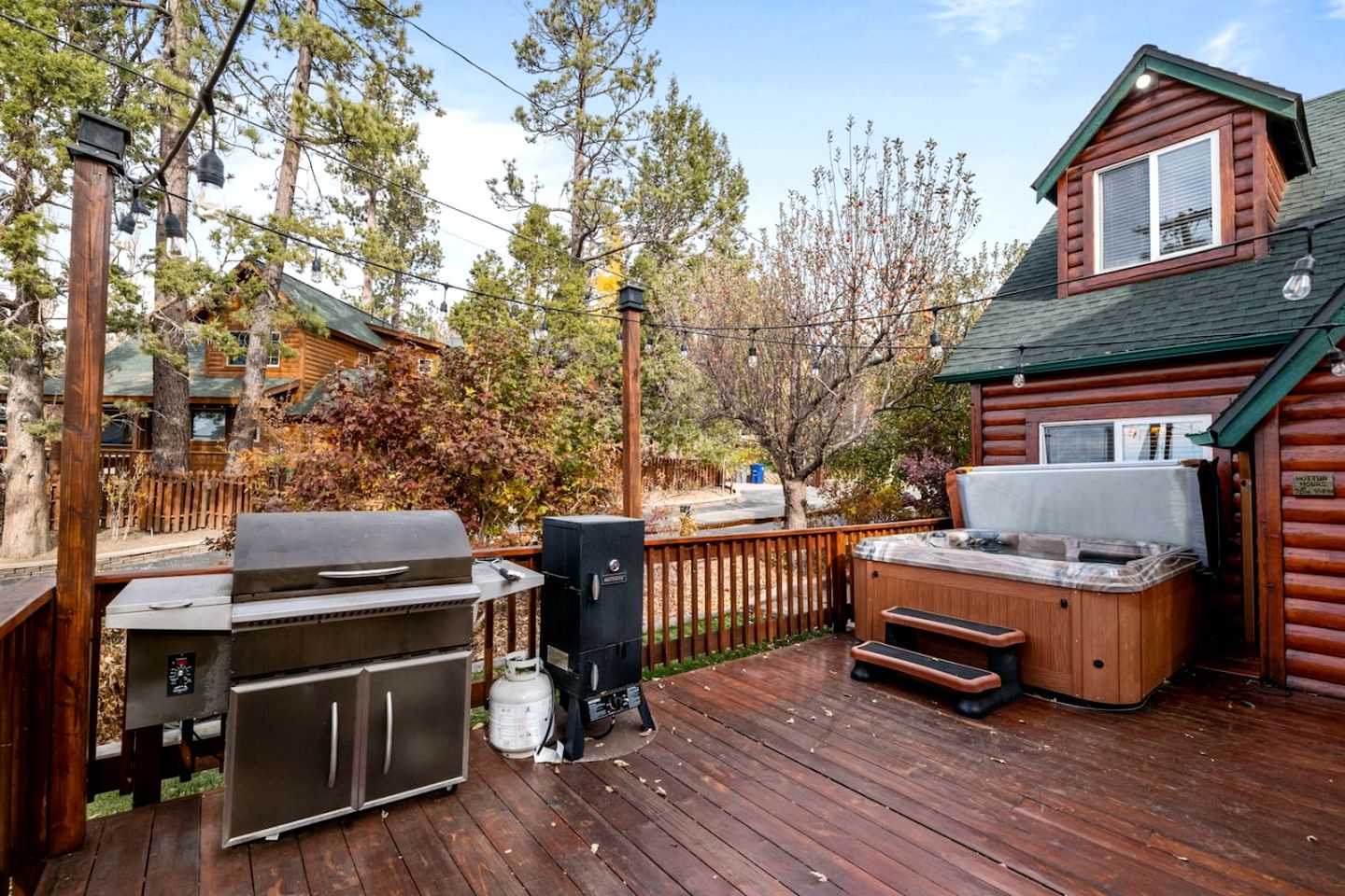 Enormous Cabin with Equipped Deck Perfect for Groups in California