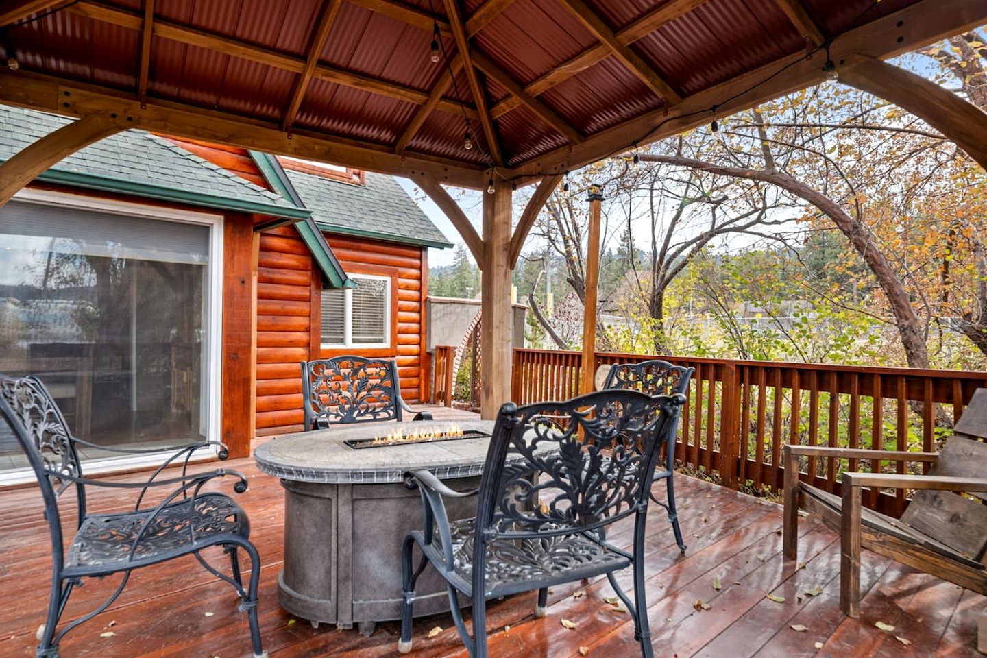 Enormous Cabin with Equipped Deck Perfect for Groups in California