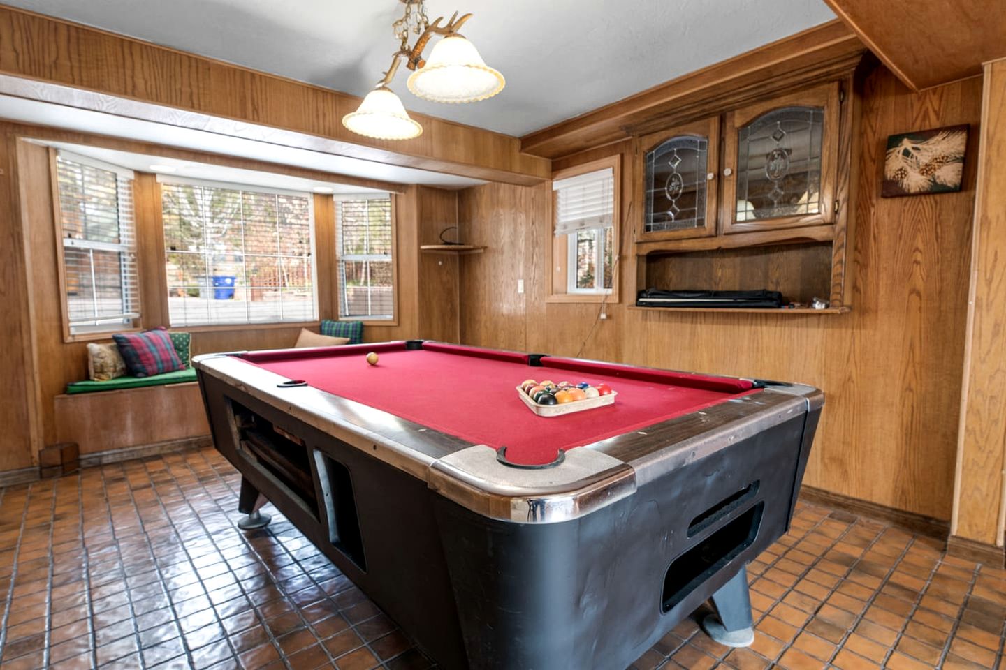 Enormous Cabin with Equipped Deck Perfect for Groups in California