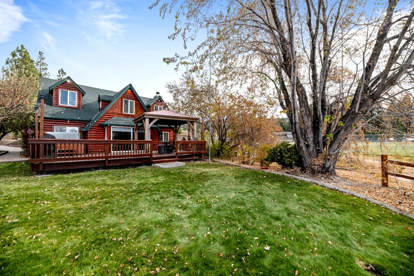 Enormous Cabin with Equipped Deck Perfect for Groups in California