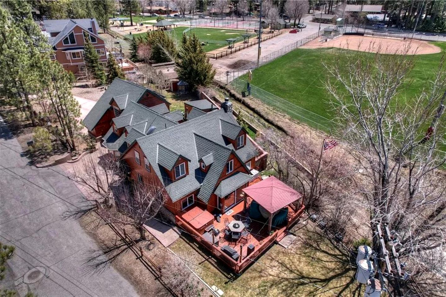 Enormous Cabin with Equipped Deck Perfect for Groups in California