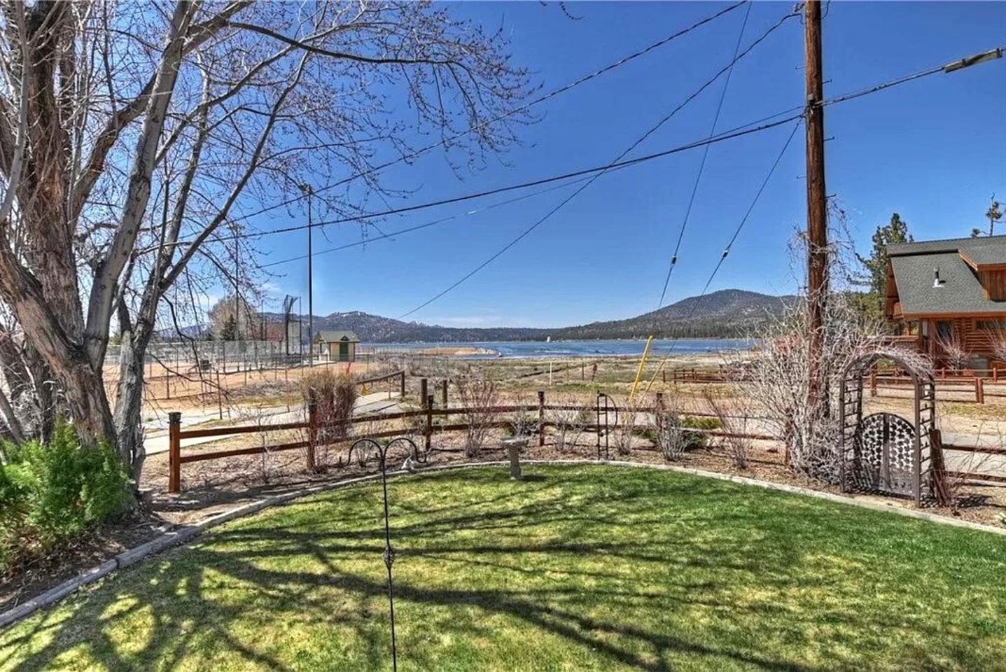 Enormous Cabin with Equipped Deck Perfect for Groups in California