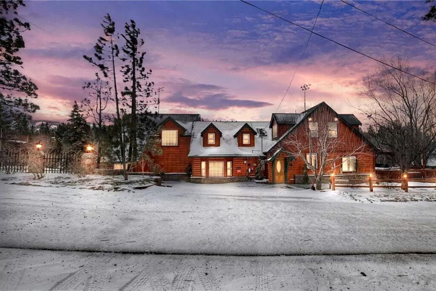 Enormous Cabin with Equipped Deck Perfect for Groups in California