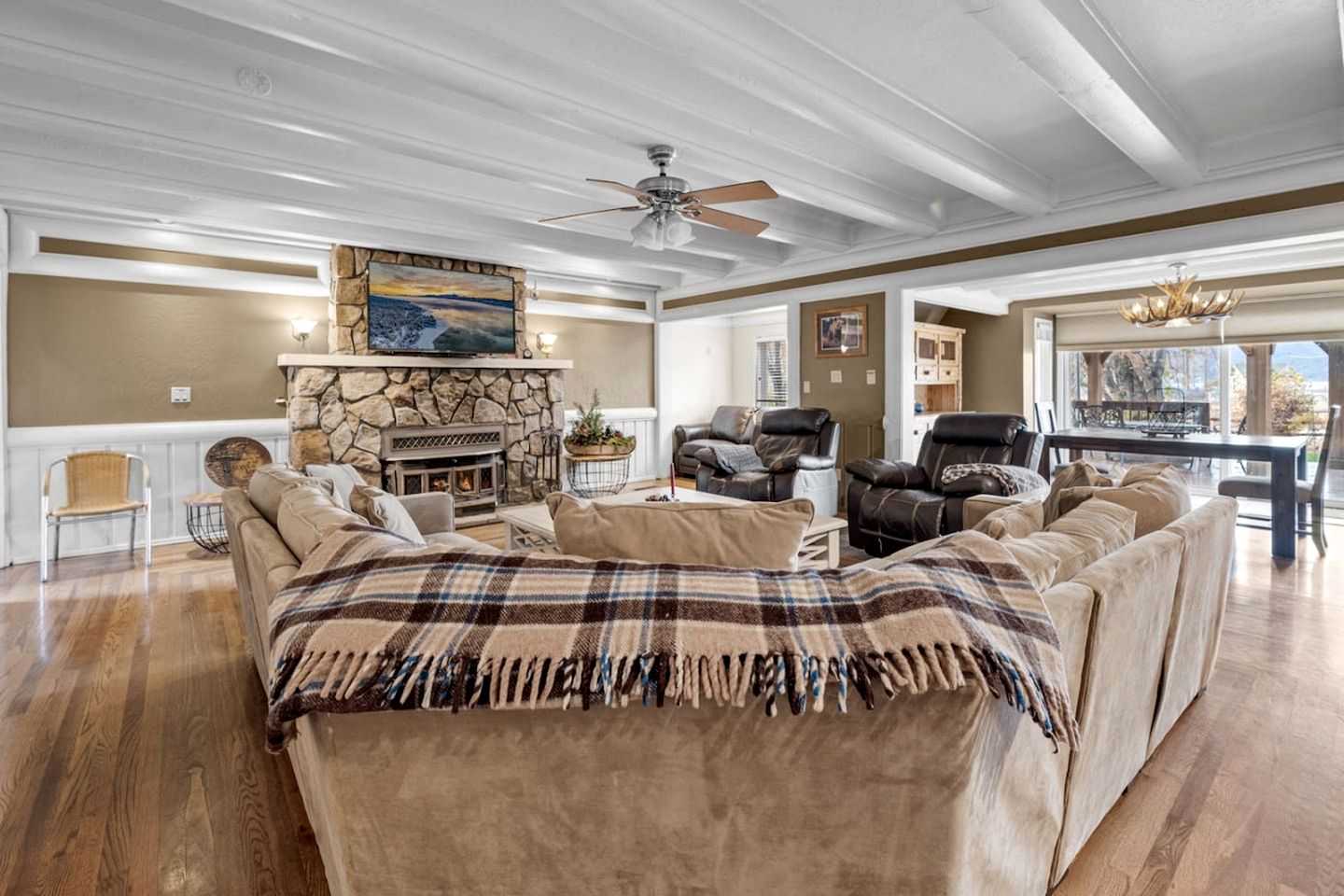 Enormous Cabin with Equipped Deck Perfect for Groups in California