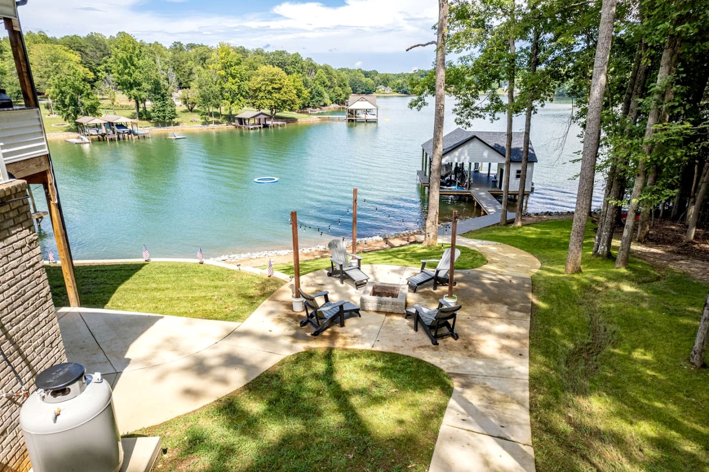 Lakefront Enormous Cabin with Private Dock and Game Room in Virginia