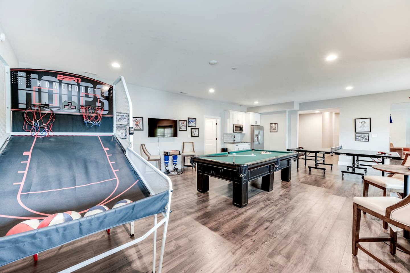 Lakefront Enormous Cabin with Private Dock and Game Room in Virginia