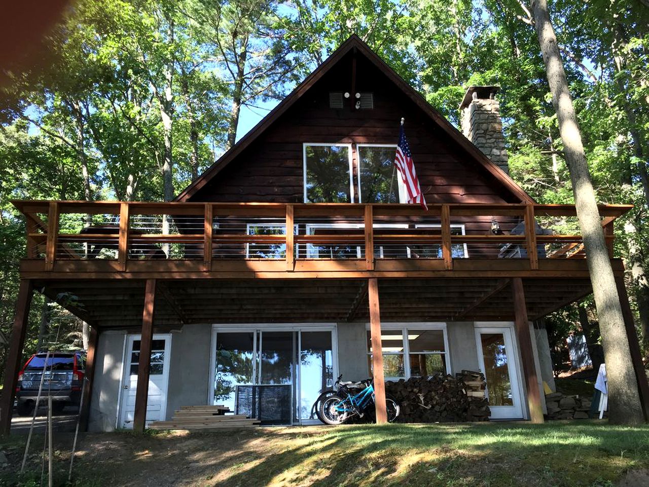 Rustic Waterfront Getaway on Lake Wallenpaupack near Delaware River in Pennsylvania