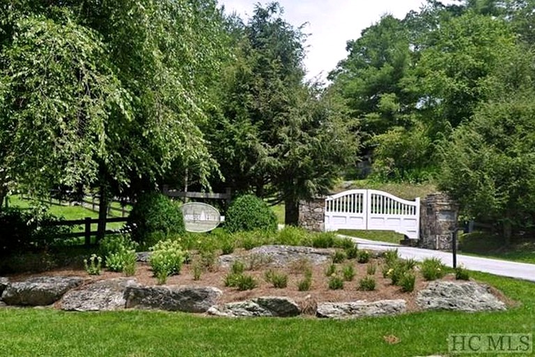 Vacation Rentals on Lake Glenville (Cullowhee, North Carolina, United States)