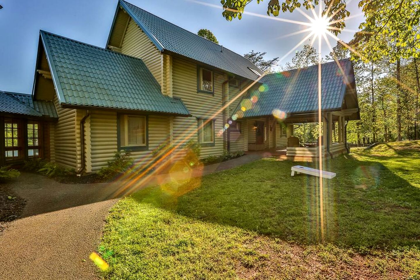 Lakefront Log Elegance: True Cabin with Hot Tub and Sauna Amidst Mountain Views