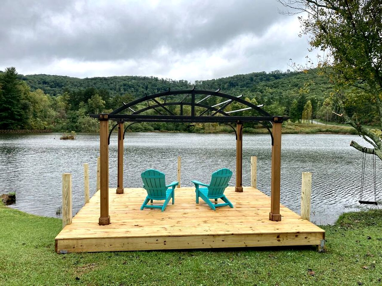 Lakefront Log Elegance: True Cabin with Hot Tub and Sauna Amidst Mountain Views
