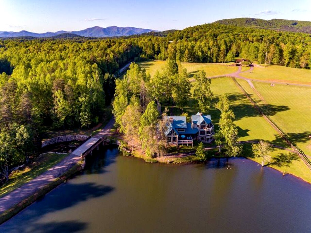 Lakefront Log Elegance: True Cabin with Hot Tub and Sauna Amidst Mountain Views