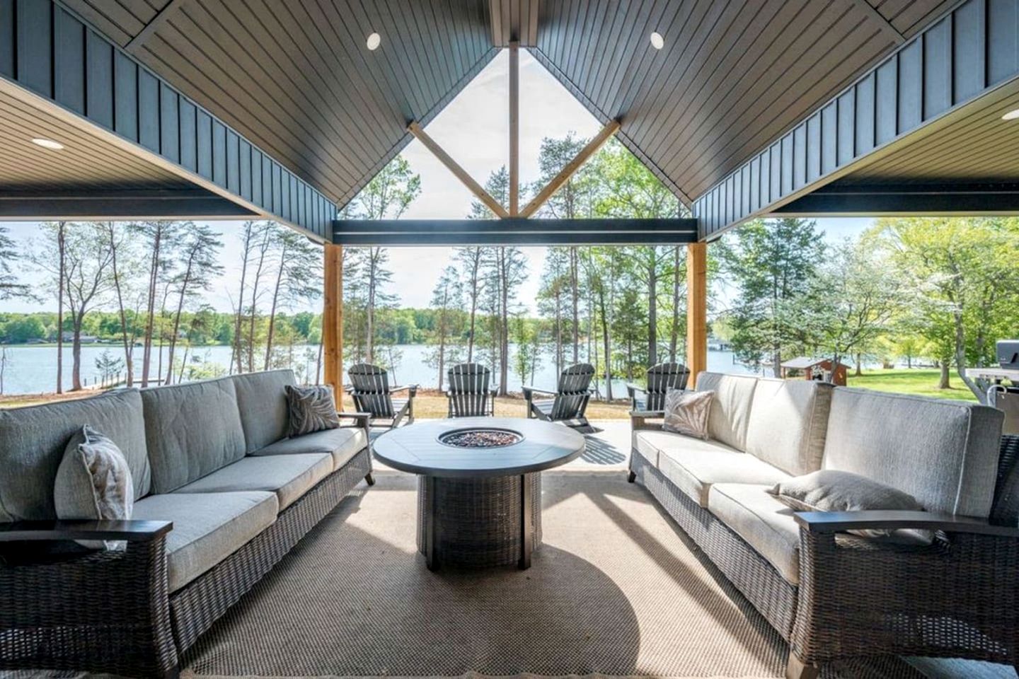 Picturesque Lakefront Cottage with Hot-tub in Huddleston, Virginia