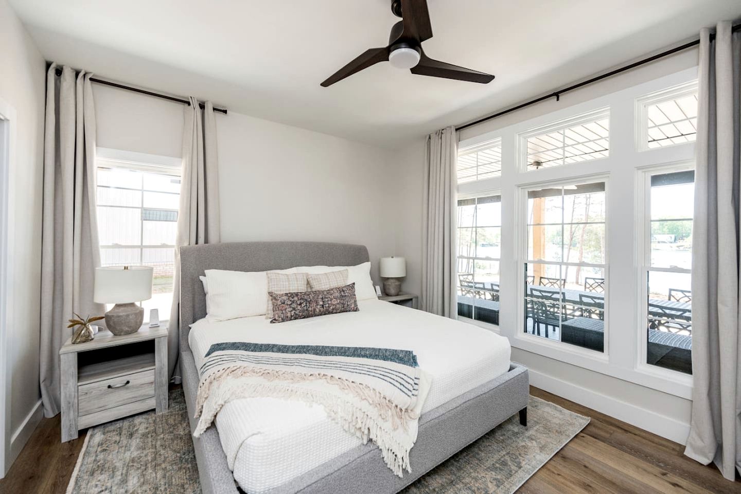 Picturesque Lakefront Cottage with Hot-tub in Huddleston, Virginia