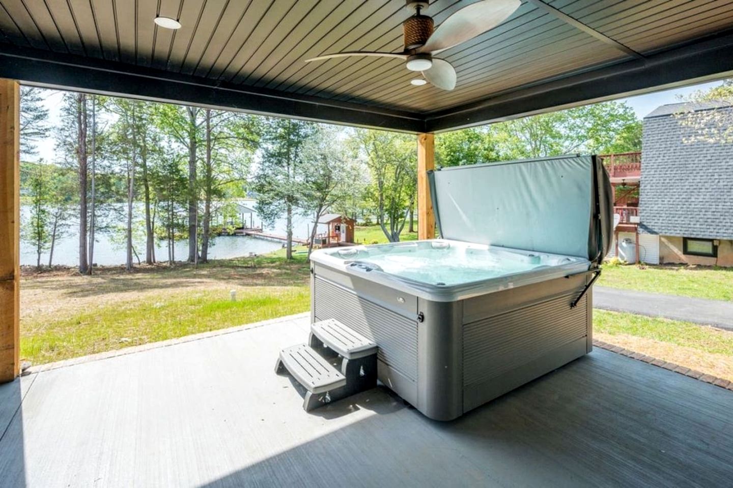 Picturesque Lakefront Cottage with Hot-tub in Huddleston, Virginia