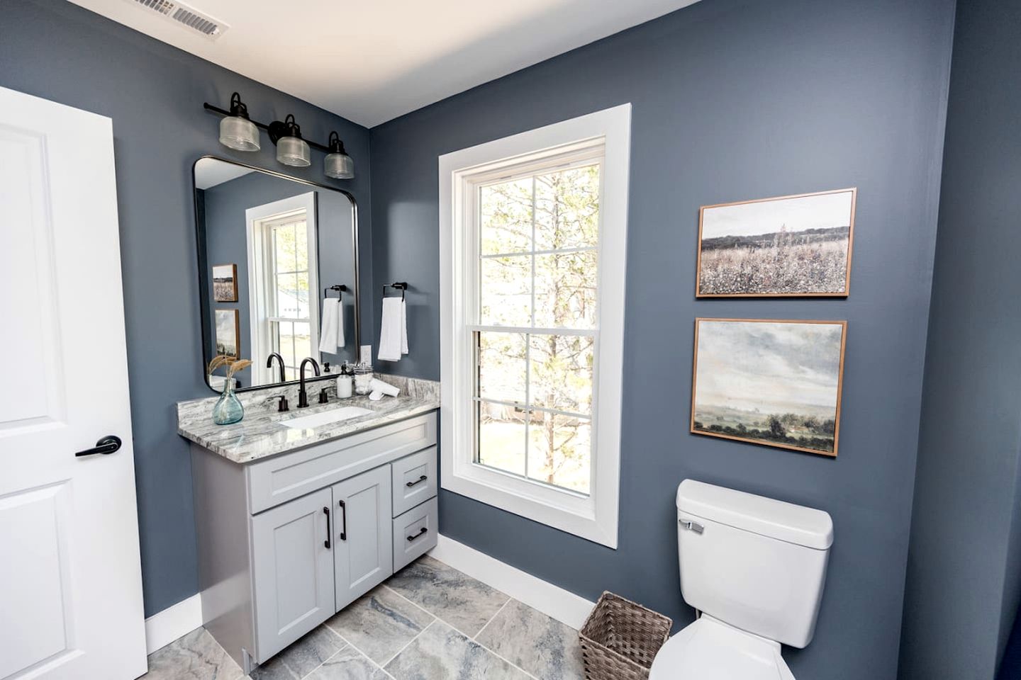 Picturesque Lakefront Cottage with Hot-tub in Huddleston, Virginia