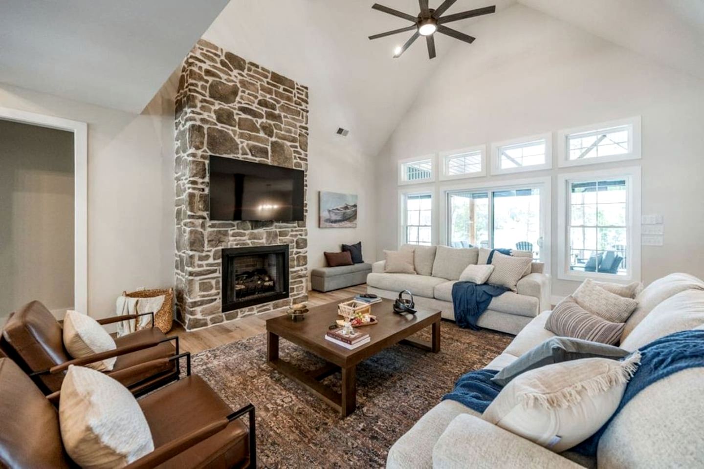 Picturesque Lakefront Cottage with Hot-tub in Huddleston, Virginia