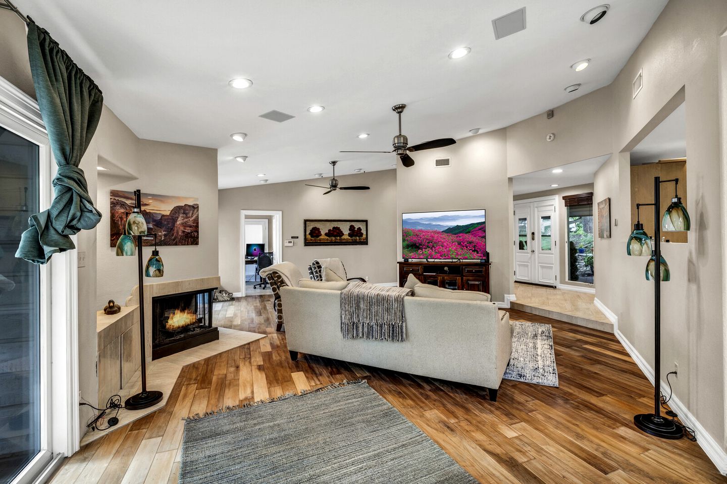 Fascinating Lakefront Vacation Rental with Fireplace in Austin, Texas