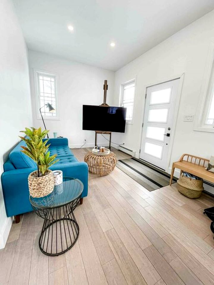 Lakefront Rental Newly Renovated with Hot-Tub in Ontario