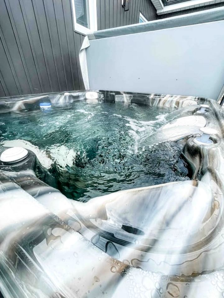 Lakefront Rental Newly Renovated with Hot-Tub in Ontario