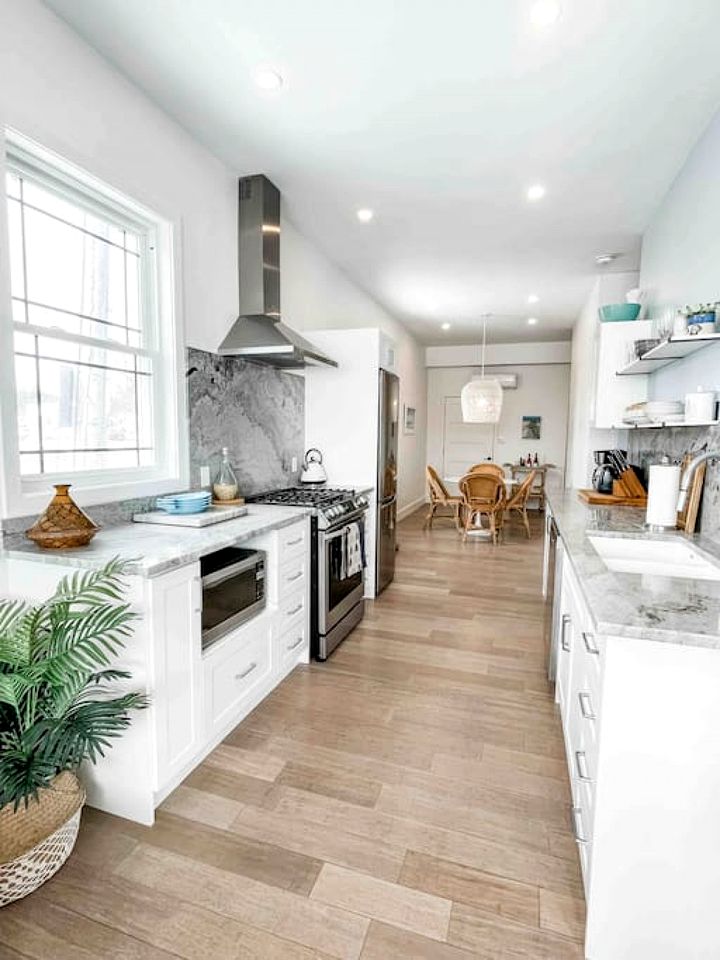 Lakefront Rental Newly Renovated with Hot-Tub in Ontario