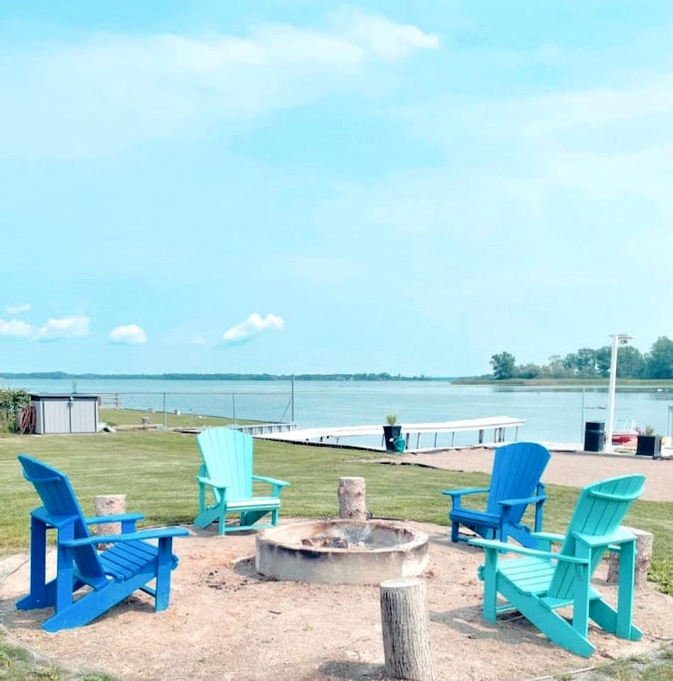 Lakefront Rental Newly Renovated with Hot-Tub in Ontario
