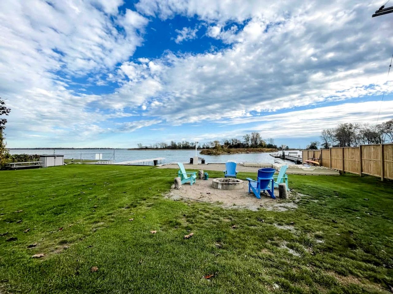 Lakefront Rental Newly Renovated with Hot-Tub in Ontario