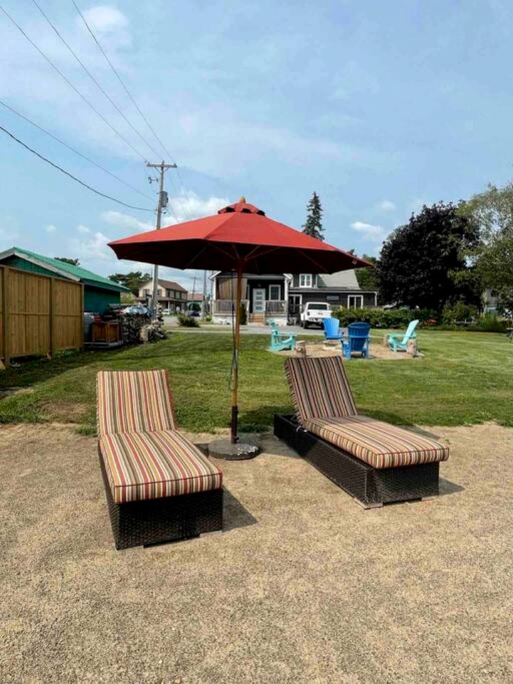 Lakefront Rental Newly Renovated with Hot-Tub in Ontario