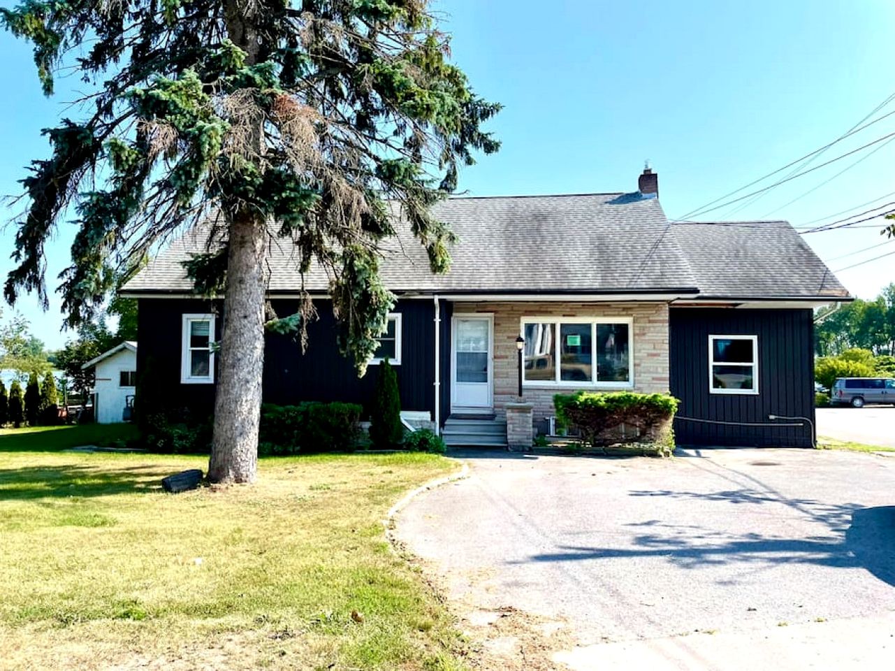 Lakefront Rental Newly Renovated with Hot-Tub in Ontario
