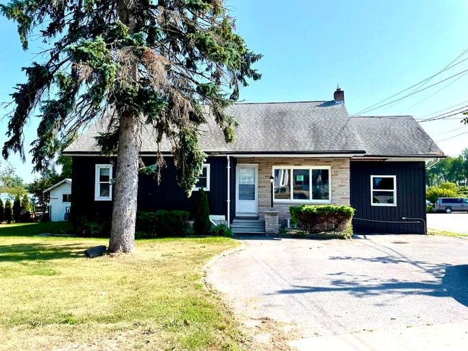 Lakefront Rental Newly Renovated with Hot-Tub in Ontario