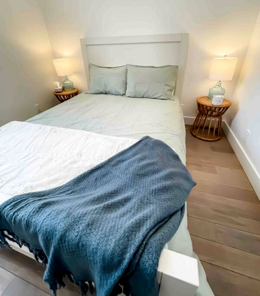 Lakefront Rental Newly Renovated with Hot-Tub in Ontario