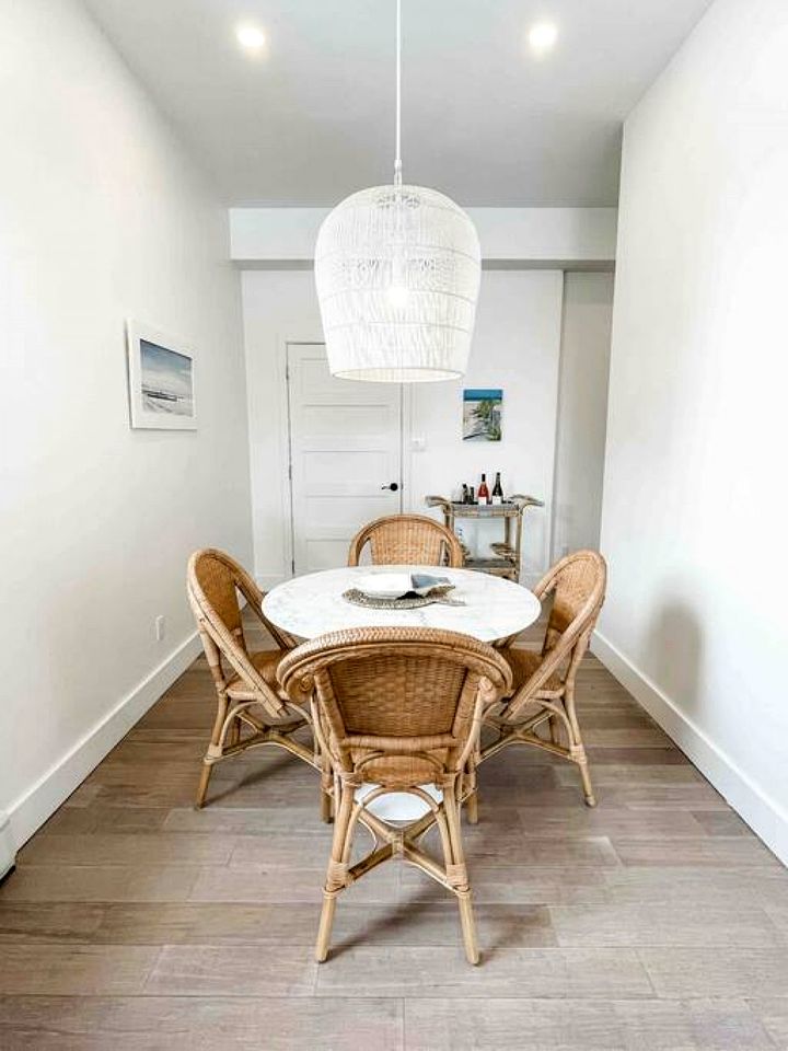 Lakefront Rental Newly Renovated with Hot-Tub in Ontario