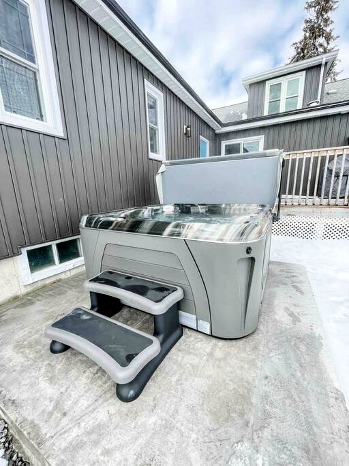 Lakefront Rental Newly Renovated with Hot-Tub in Ontario