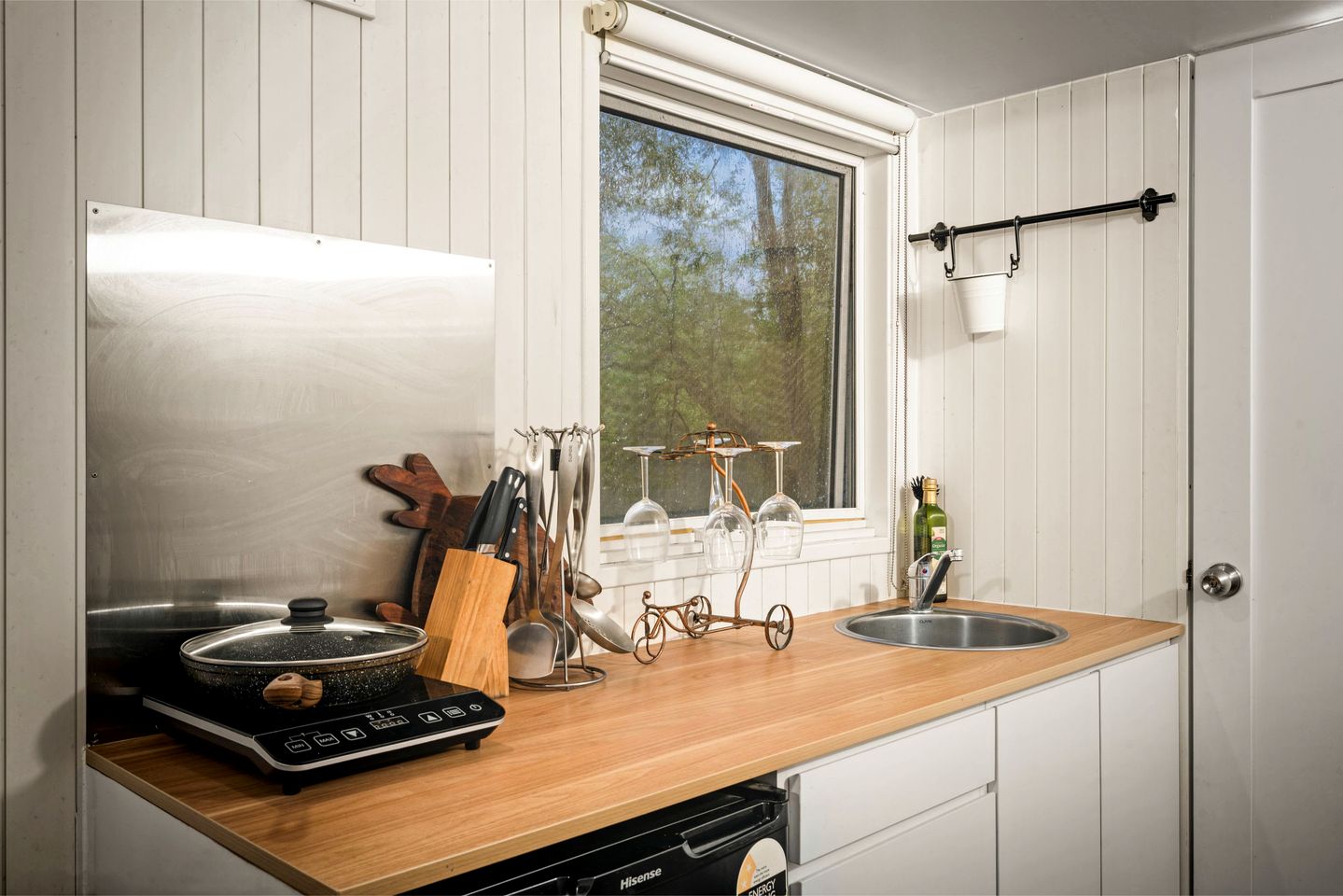 Picturesque Lakefront Tiny House for Tranquil Glamping in Victoria