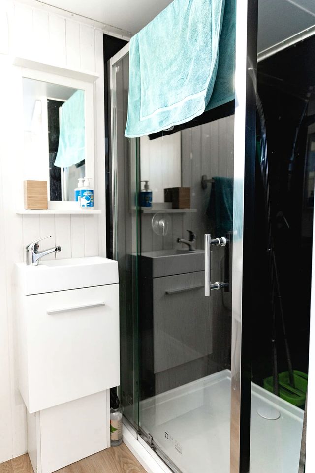 Picturesque Lakefront Tiny House for Tranquil Glamping in Victoria