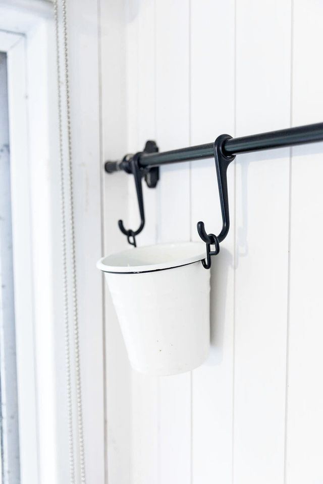 Picturesque Lakefront Tiny House for Tranquil Glamping in Victoria