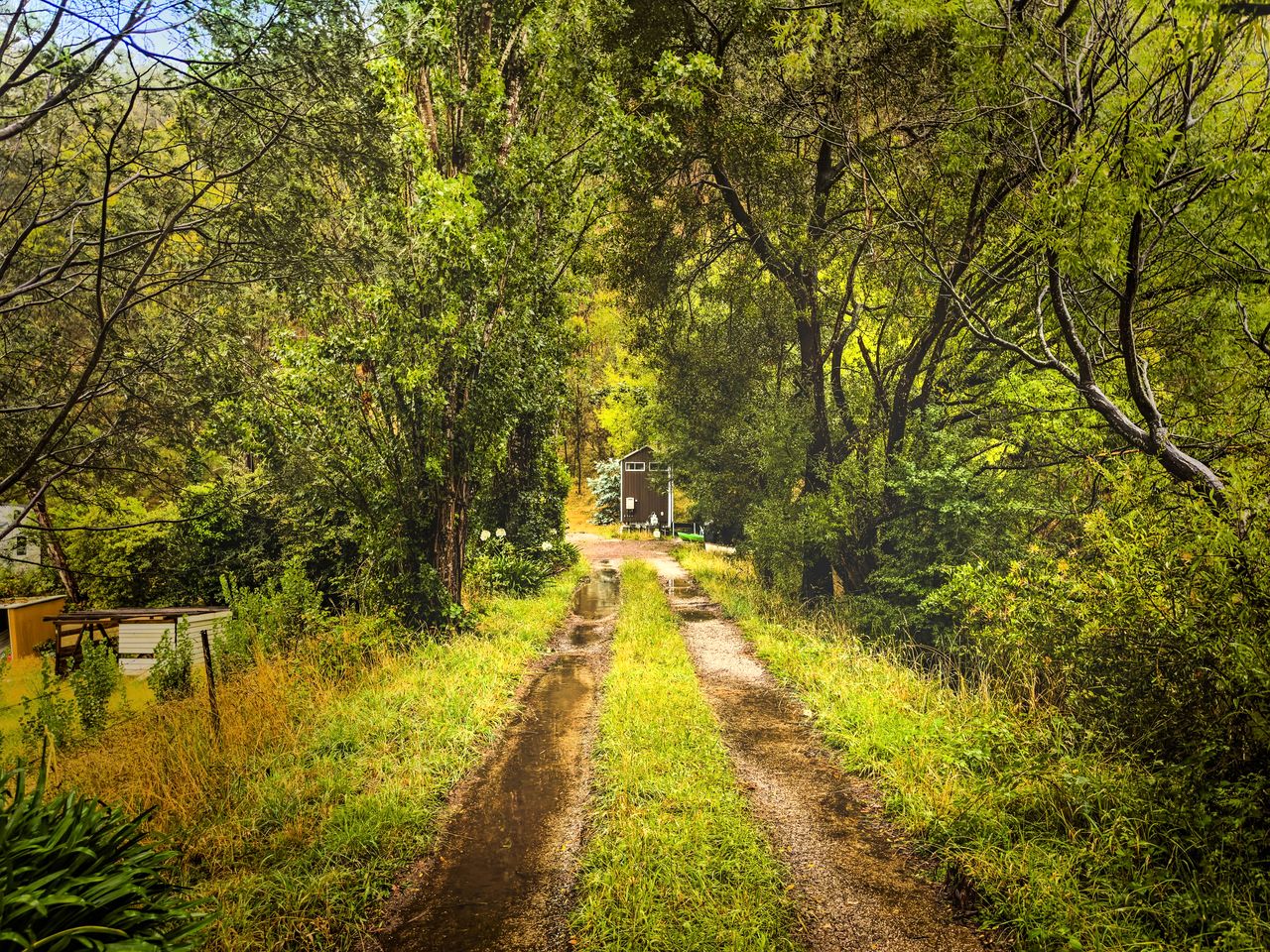 Picturesque Lakefront Tiny House for Tranquil Glamping in Victoria