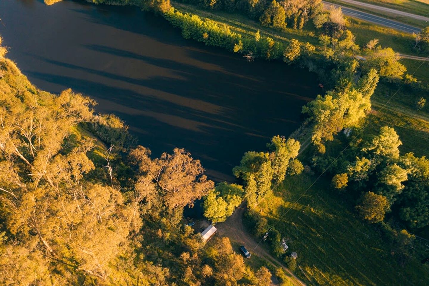 Picturesque Lakefront Tiny House for Tranquil Glamping in Victoria