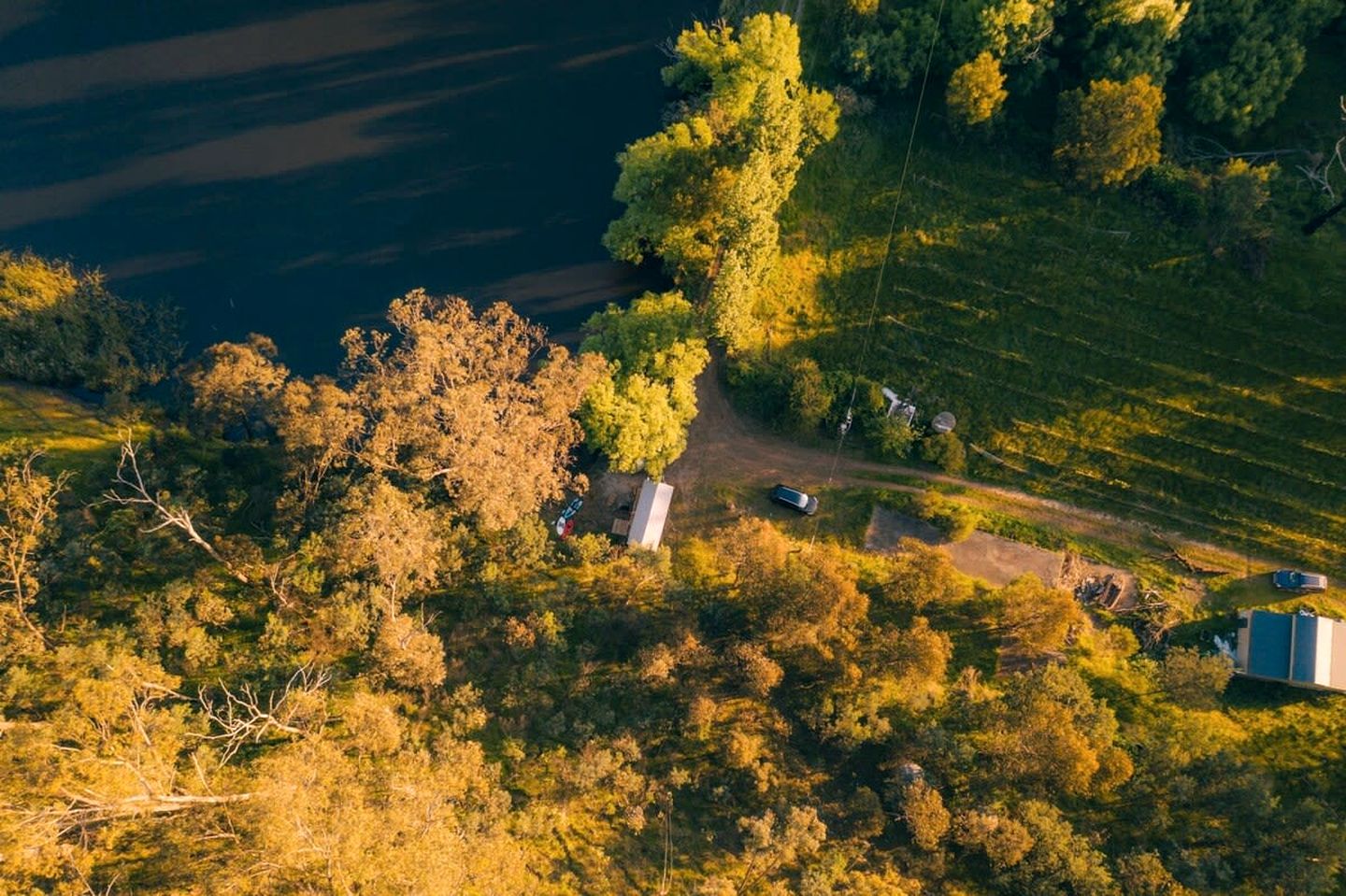 Picturesque Lakefront Tiny House for Tranquil Glamping in Victoria