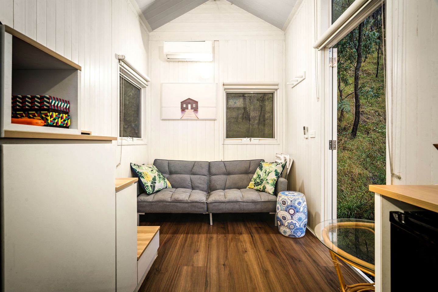 Picturesque Lakefront Tiny House for Tranquil Glamping in Victoria