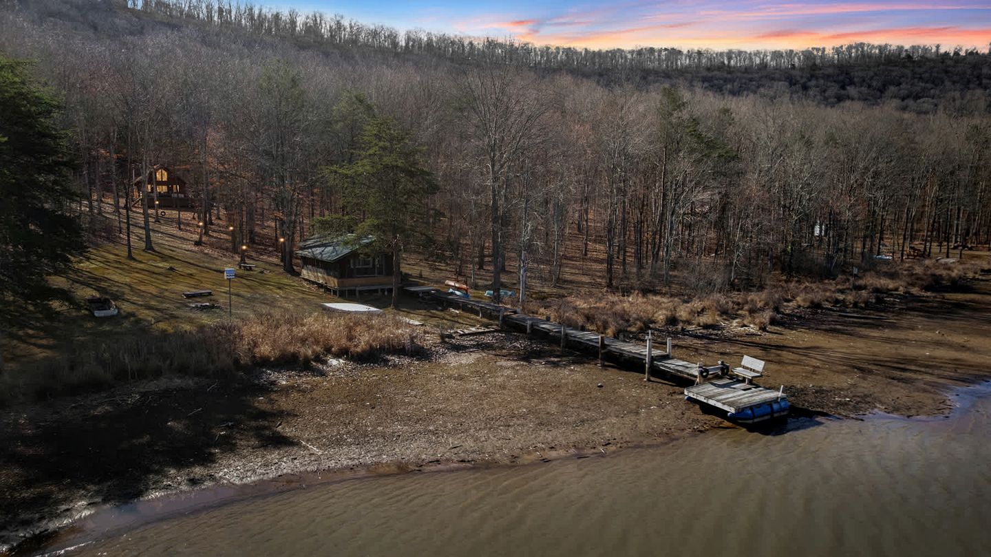 Lustrous Lakefront Cabin Oasis near Lake Ferndale in West Virginia